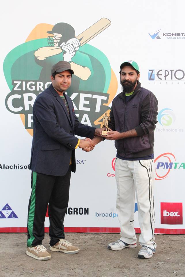 raheel distributing prizes 