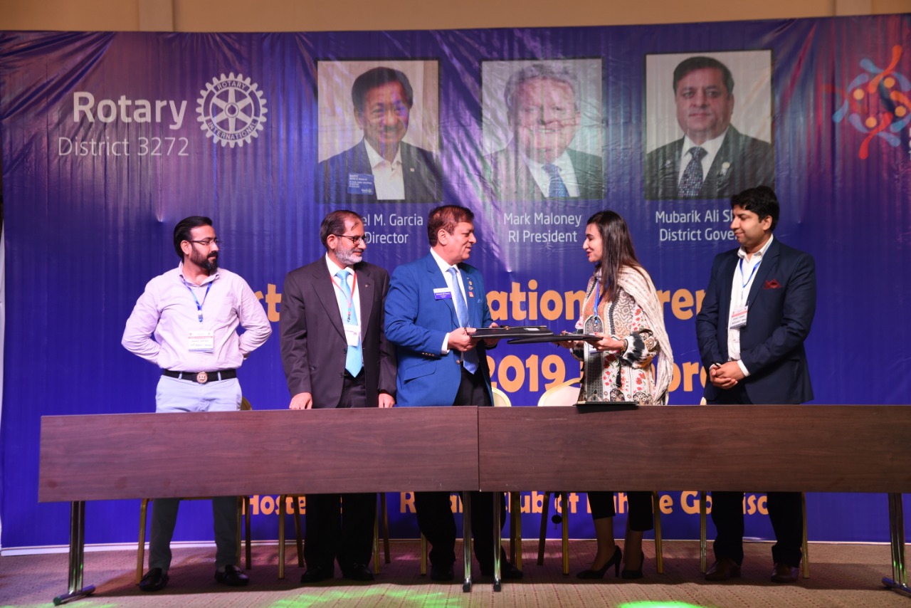 CEOs congratulating on Mou signing
