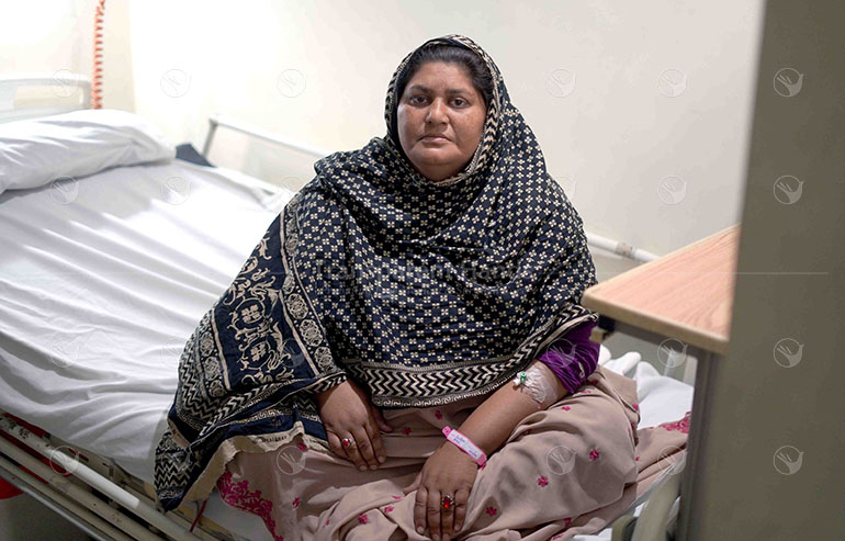 Bushra rani post image